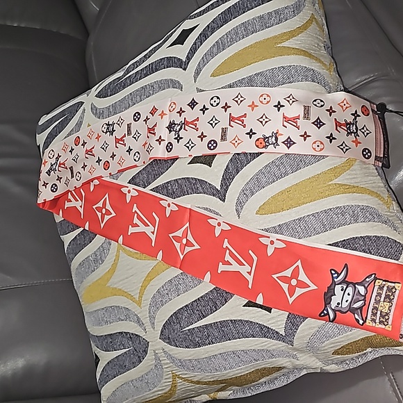 Lv purse scarf I have 2 of this print - Picture 4 of 4